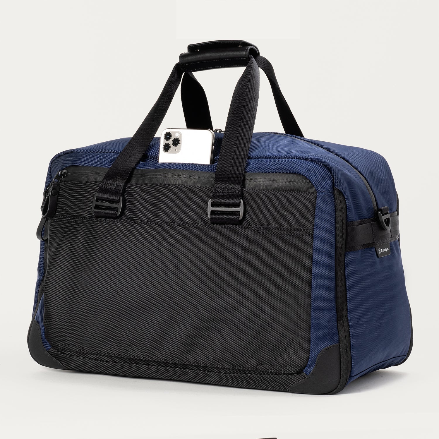 Travelpro® Altitude™ Double Expansion Duffel (32 x 49 x 23 cm) - Image 16