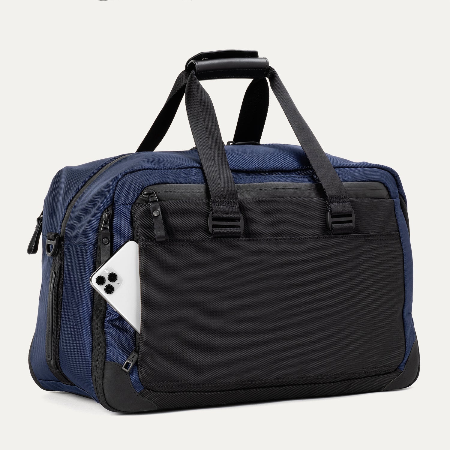 Travelpro® Altitude™ Double Expansion Duffel (32 x 49 x 23 cm) - Image 17