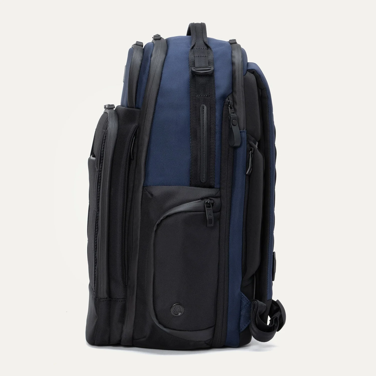 Travelpro® Altitude™ Large Expandable Laptop Backpack 30-36L (46 x 38 x 24 cm) - Image 16