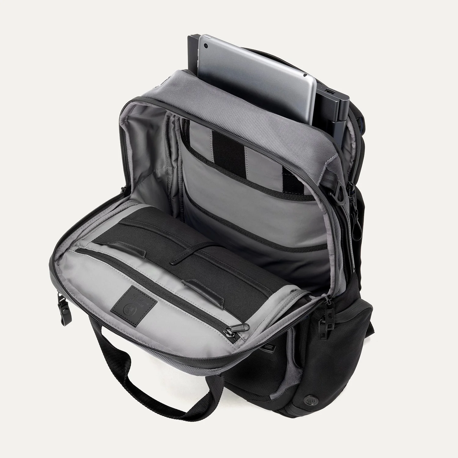 Travelpro® Altitude™ Medium Expandable Laptop Backpack 25-30L (43 x 37 x 22 cm) - Image 20