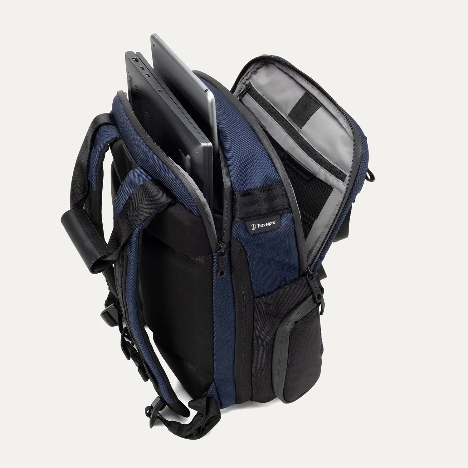 Travelpro® Altitude™ Medium Expandable Laptop Backpack 25-30L (43 x 37 x 22 cm) - Image 30