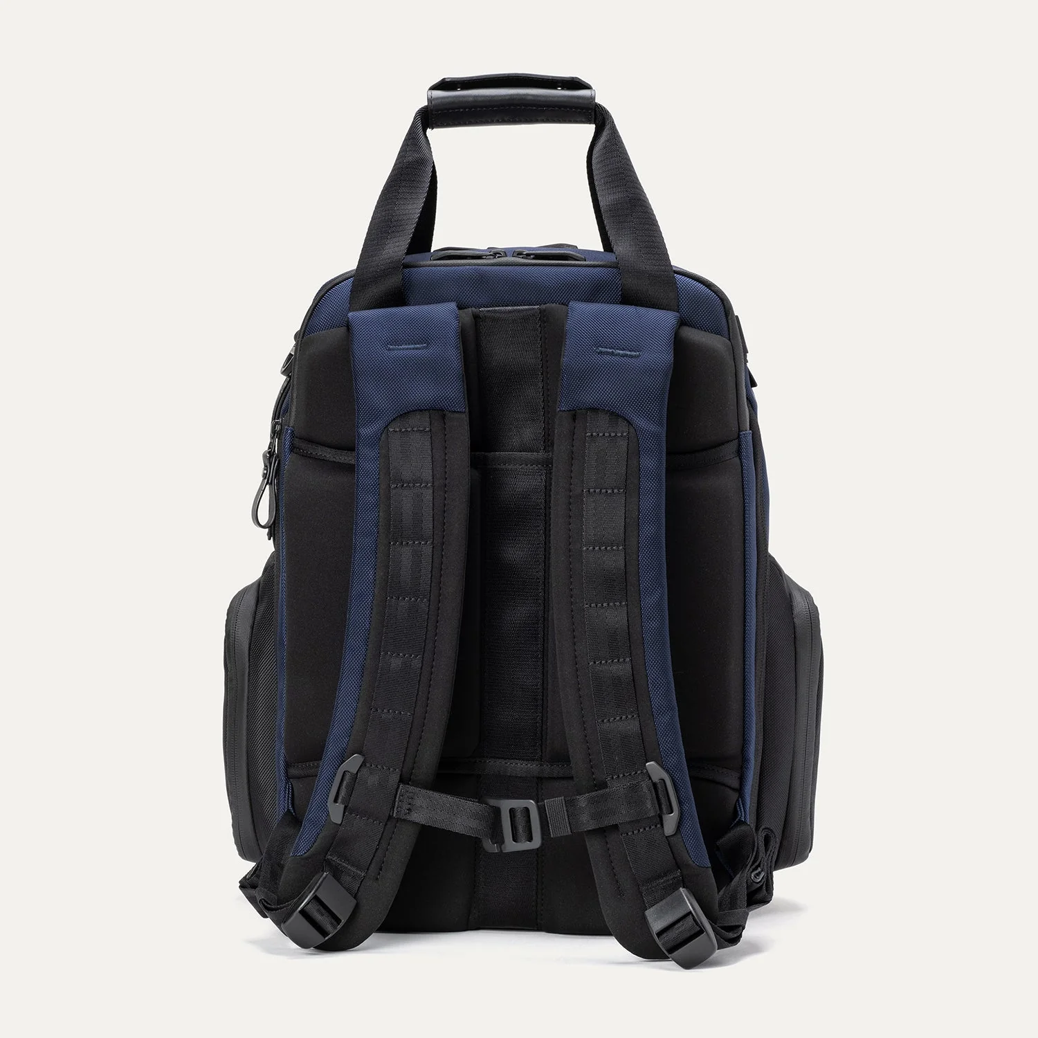 Travelpro® Altitude™ Medium Expandable Laptop Backpack 25-30L (43 x 37 x 22 cm) - Image 34