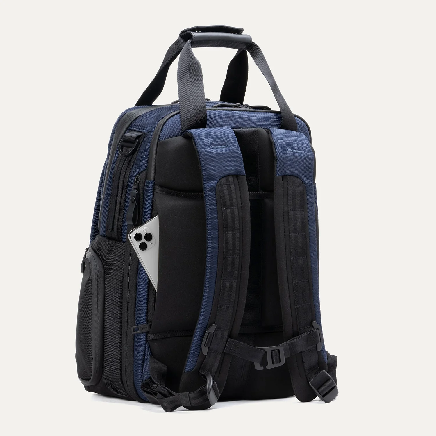 Travelpro® Altitude™ Medium Expandable Laptop Backpack 25-30L (43 x 37 x 22 cm) - Image 35