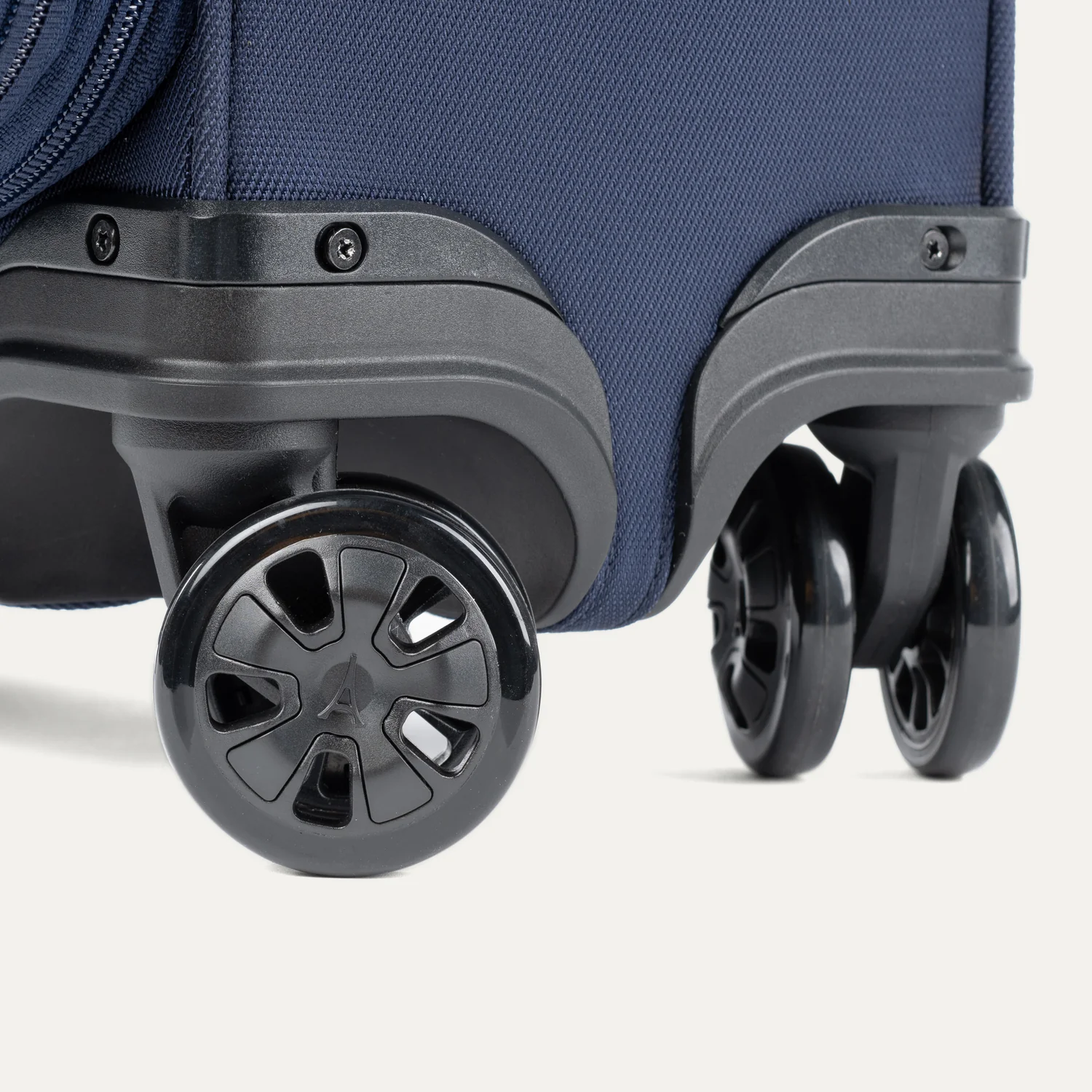 Crew™ Classic Compact Expandable Cabin Spinner 56cm (56 x 36 x 23 cm) - Image 15