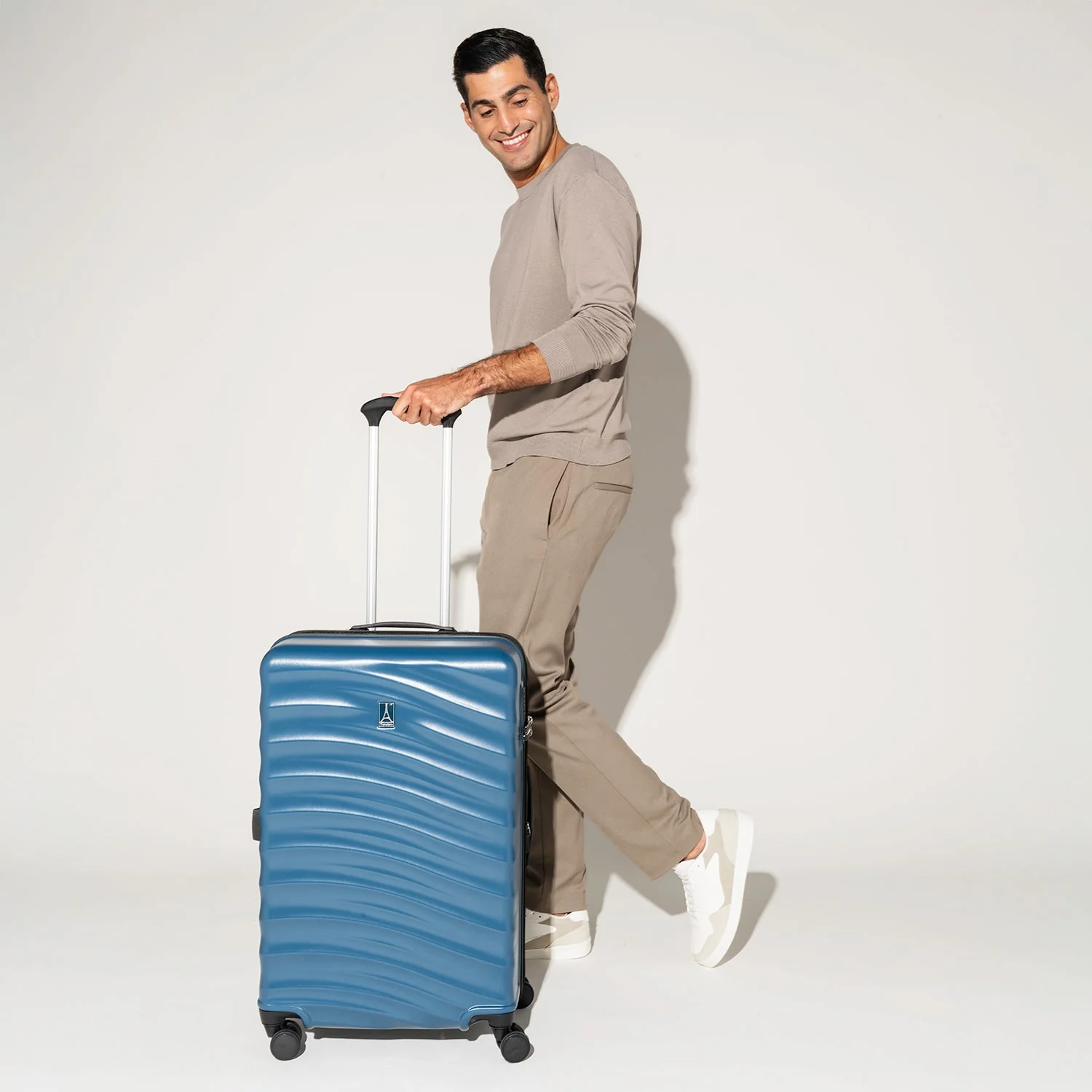 Maxlite® Air V2 Medium Check-In Hard Shell Spinner 70cm (70 x 44 x 28 cm) - Image 4