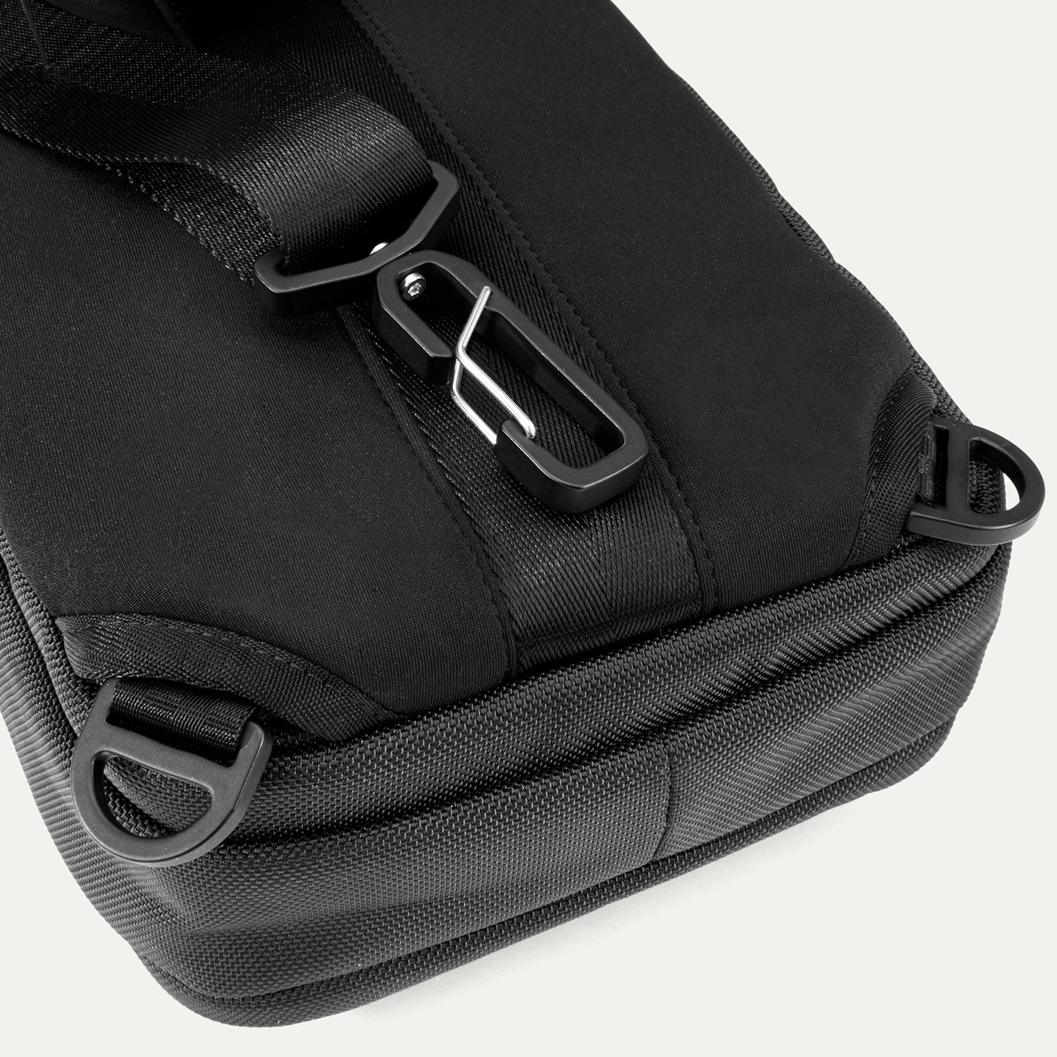 Travelpro® Altitude™ Crossbody 6L (33 x 19 x 12 cm.) - Image 7