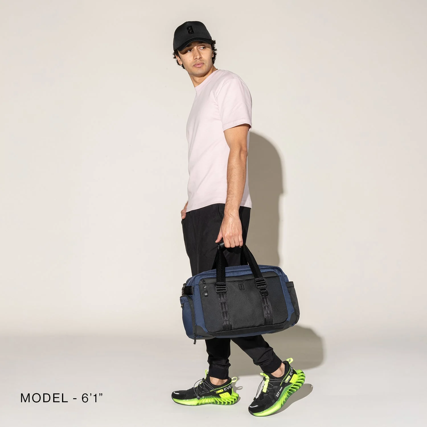 Travelpro® Altitude™ Day-to-Day Duffel (28 x 43 x 20 cm) - Image 29