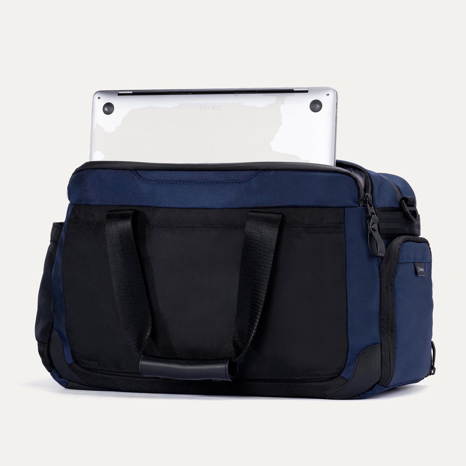 Travelpro® Altitude™ Day-to-Day Duffel (28 x 43 x 20 cm) - Image 32