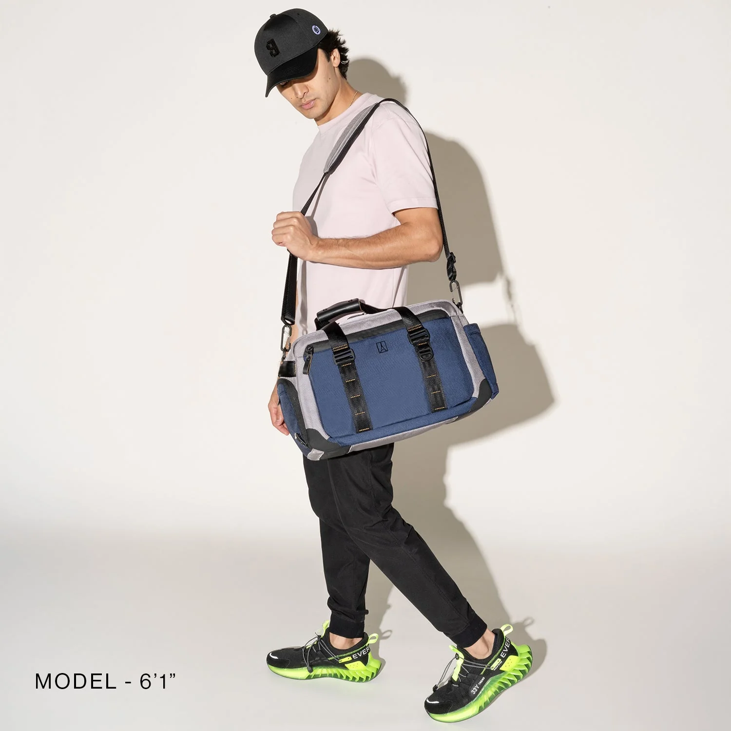 Travelpro® Altitude™ Day-to-Day Duffel (28 x 43 x 20 cm) - Image 4