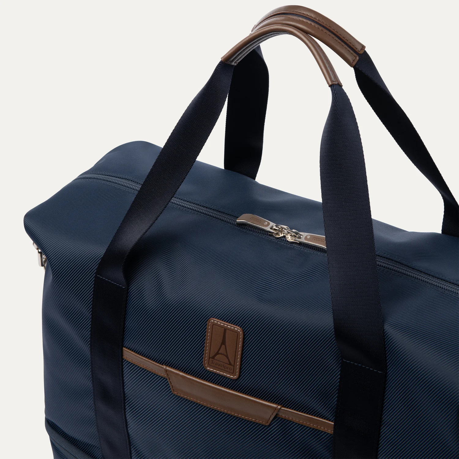 Travelpro® x Travel + Leisure® Drop-Bottom Weekender (38 x 47 x 23 cm ) - Image 13