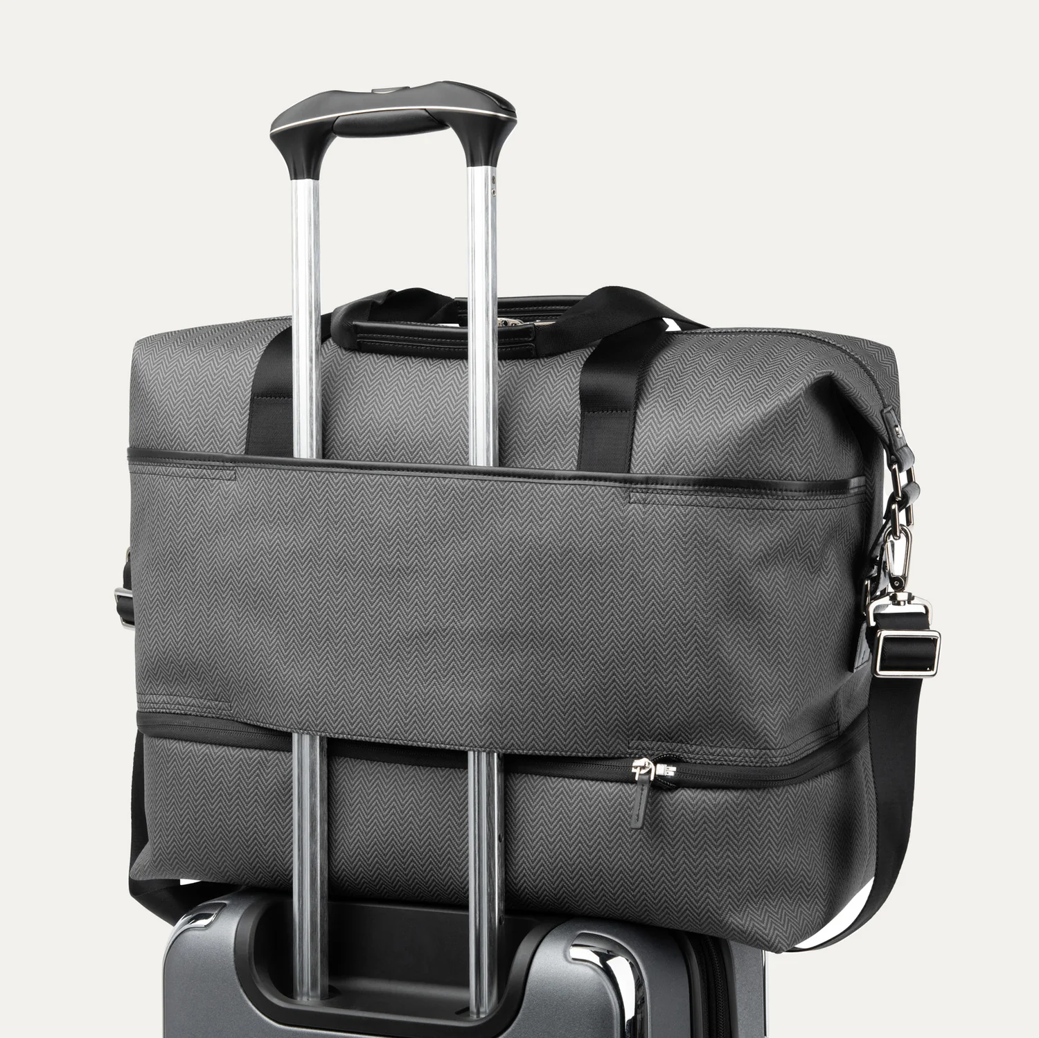 Travelpro® x Travel + Leisure® Drop-Bottom Weekender (38 x 47 x 23 cm ) - Image 22